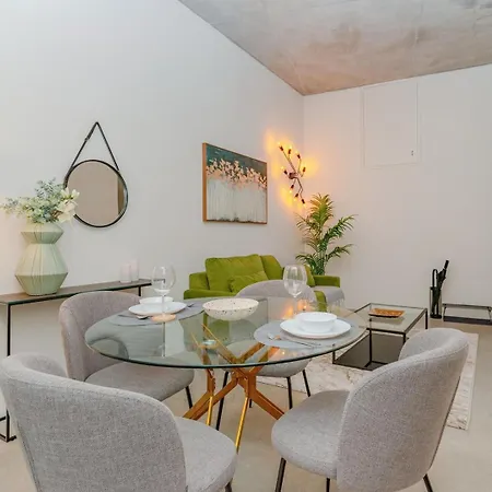 Loft With Great Balcony And Ac Close To Clerigos Oporto